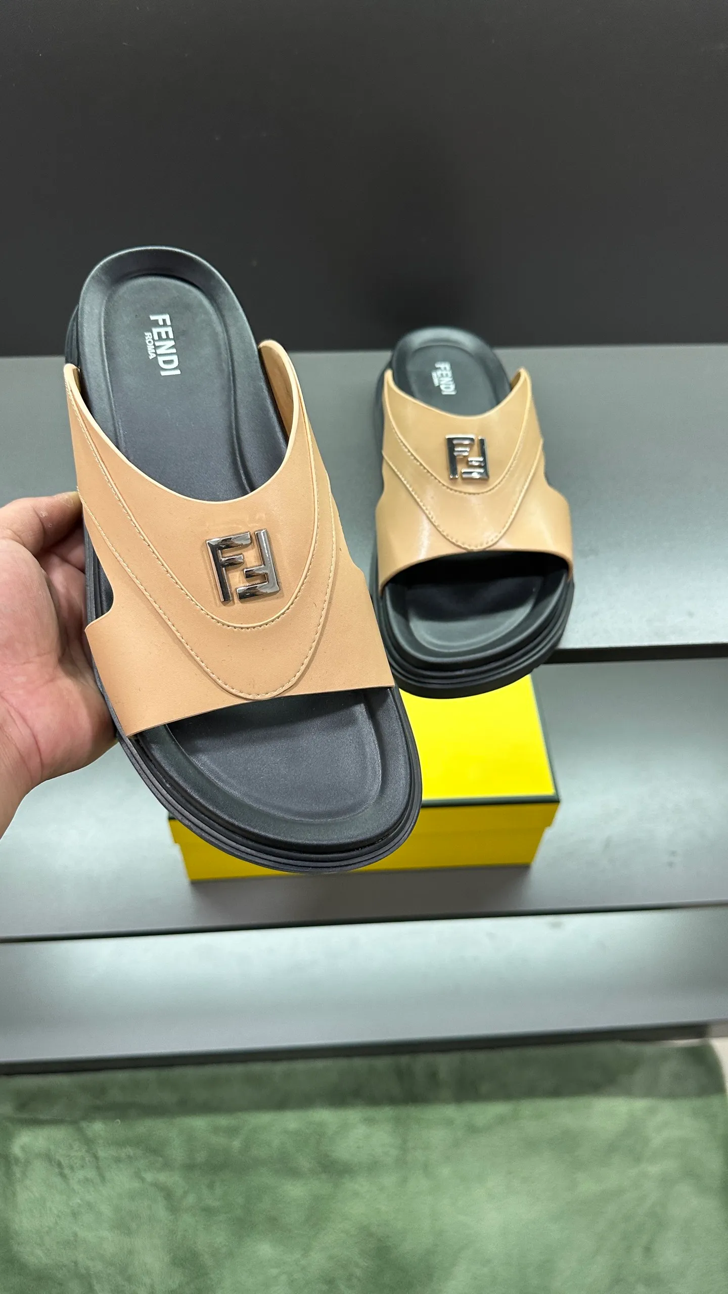 P300 [Fendi Slippers] High-end men's shoes brand, official website 1:1 latest masterpiece: original mold customization, fabrics made of imported original materials, upgraded outsole, lighter and non-slip. The market's top quality, simple yet tasteful, a must-have for fashionistas, fashionable at your feet, full of confidence, the same style at the counter 👍The season of summer slippers is here. Code: 38-45, 46 order